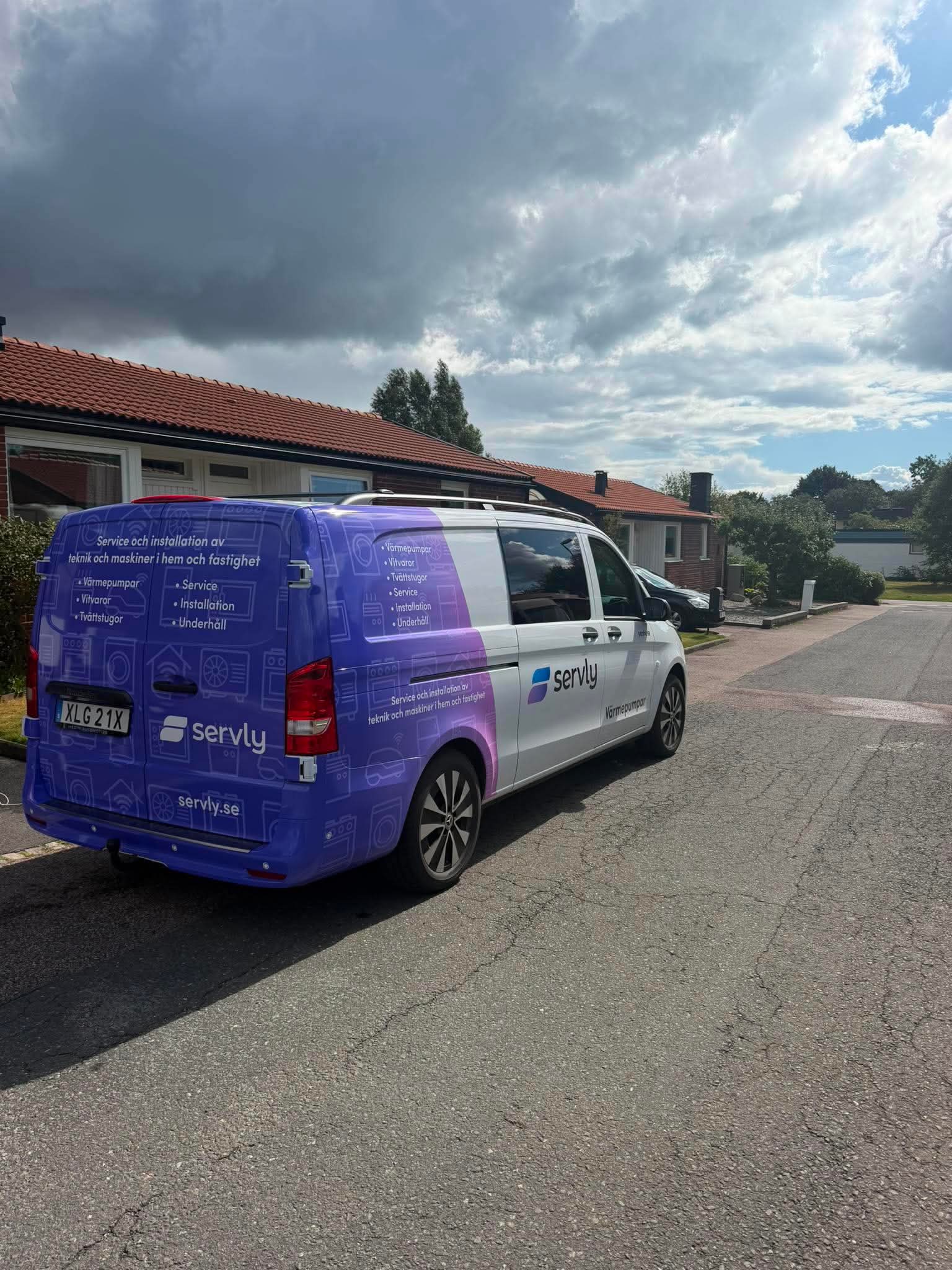 Servlys servicebil ute hos kund för värmepumpsservice i Skåne