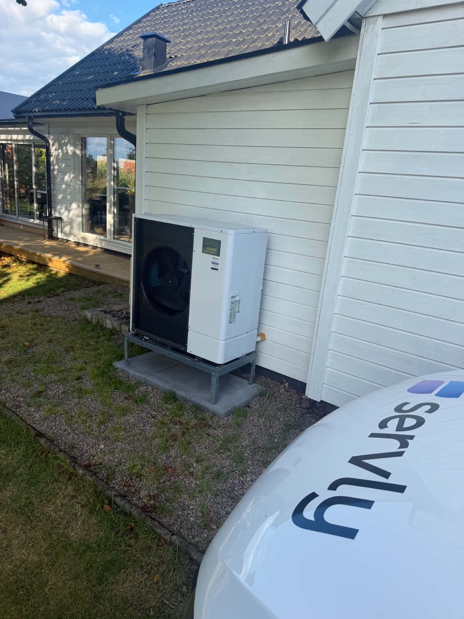 Färdig Mitsubishi Electric Ecodan luft-vatten-värmepump installerad av Servly vid villa i Skåne