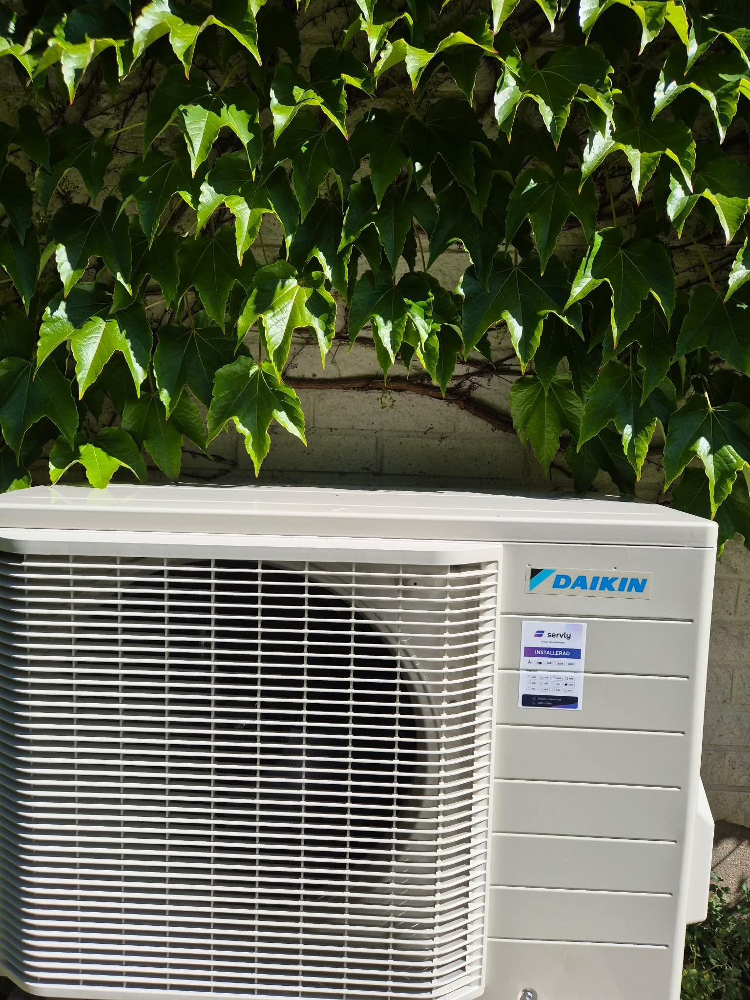 Daikin värmepump med Servly installerad-dekal efter utfört arbete i Skåne